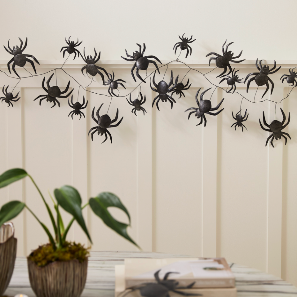 Black Spider Garland